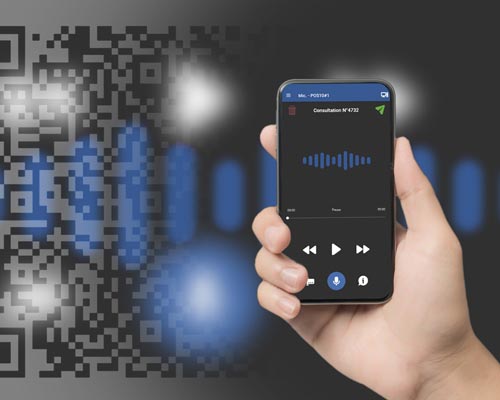 Main qui tient un smartphone avec l'application VocalMike, QR code en arrière plan