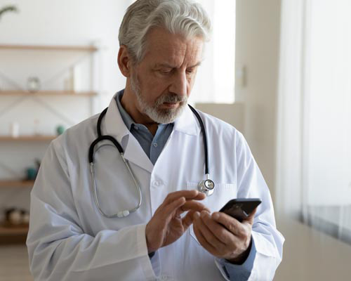 Docteur utilisant son smartphone